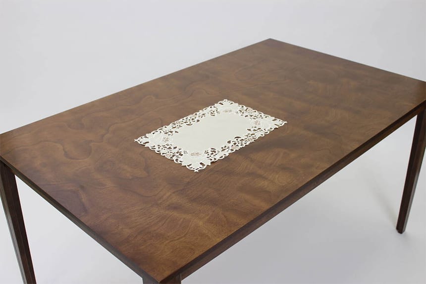 カットワーク刺繍のテーブルセンター45cmをテーブルに。